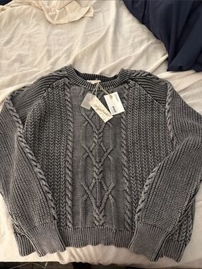 Cable Knit Crewneck Sweater - Gray